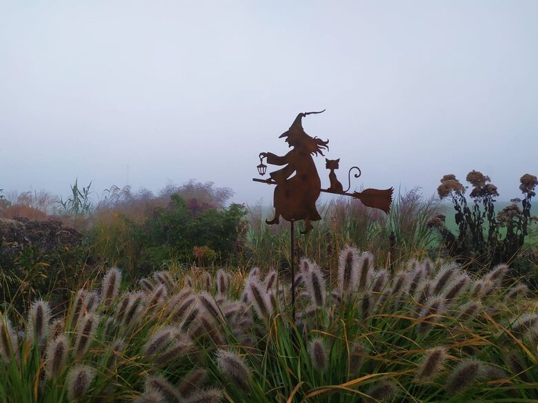 Ragana - sodo dekoracija iš sendinto metalo